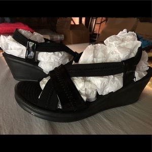 - Skechers Elastic Wedge